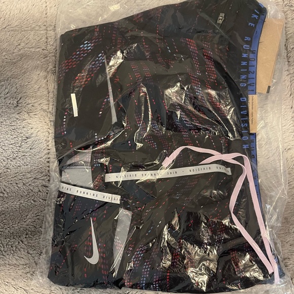 AUTHENTIC & SEALED NEW NWT! Nike Stride Mens 5” Psychic Purple Running shorts - Picture 3 of 7